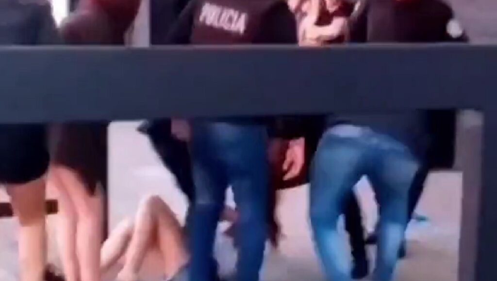 Indignante video a la salida de un boliche en Burzaco: un policía le dio un codazo a una joven y le fracturó la mandíbula