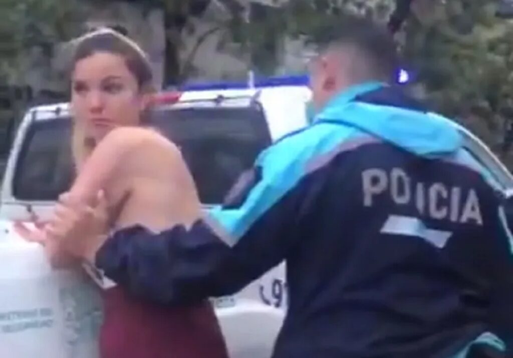 Indignante video en Mar del Plata: un policía demoró y agredió a una joven a la salida de un boliche