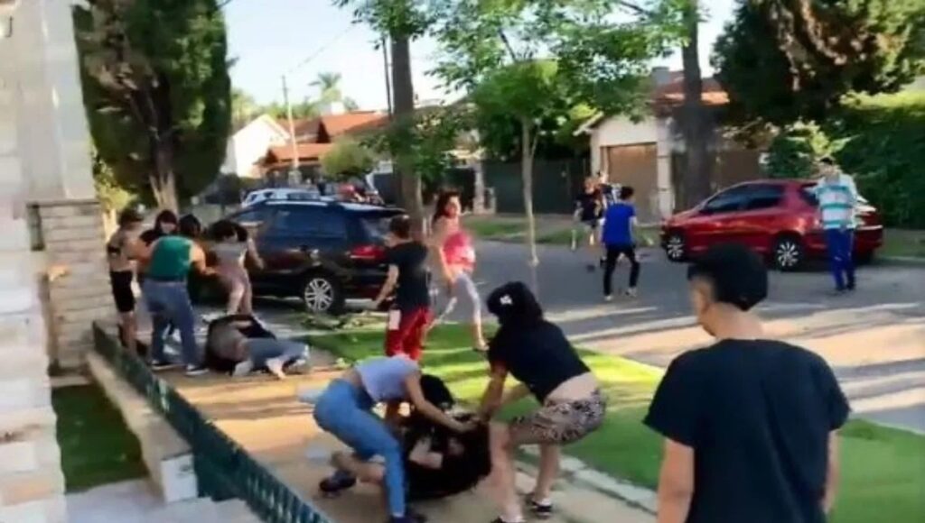 El video de una batalla campal en El Palomar: padres y alumnos mantuvieron una brutal pelea frente a un colegio