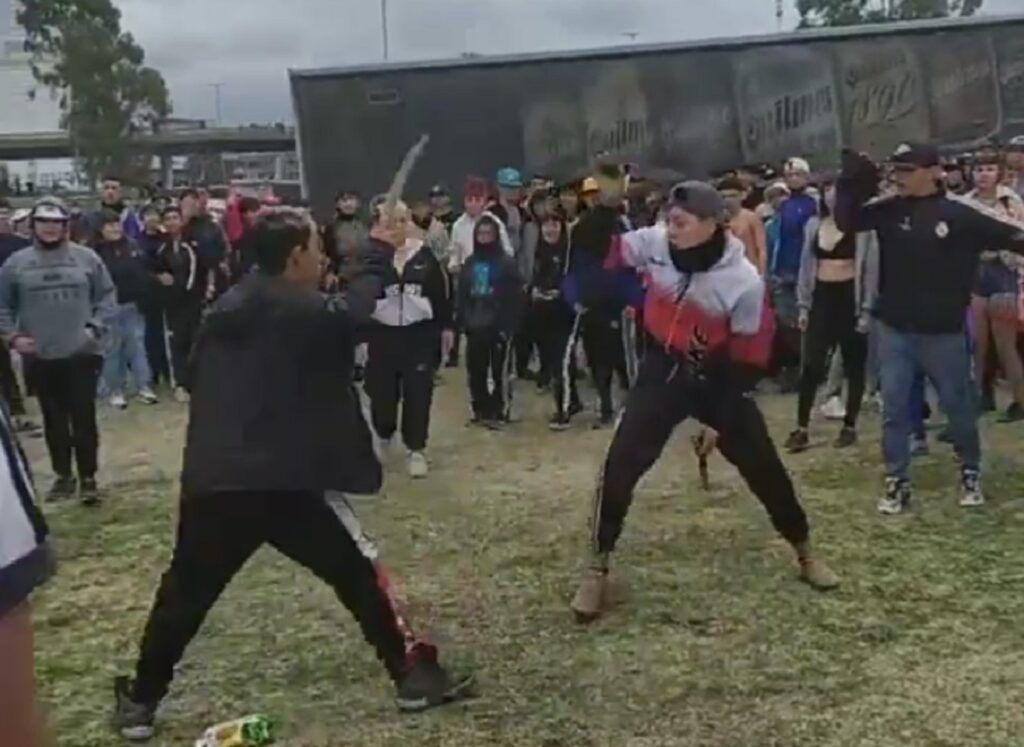 El video de una batalla campal en El Palomar: padres y alumnos mantuvieron una brutal pelea frente a un colegio