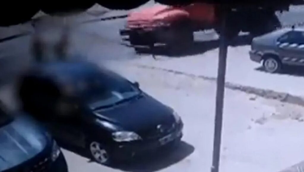 Estremecedor video en Villa Celina: un camión derribó un poste de luz sobre una familia y luego aplastó y mató a una nena de 2 años
