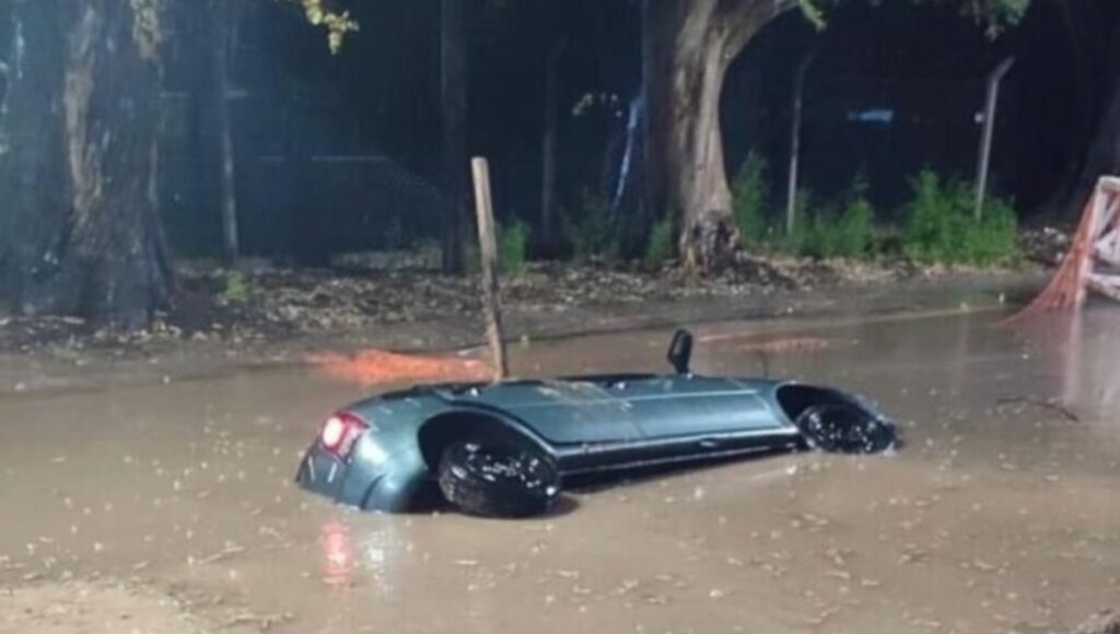 Villa Raffo Tres de Febrero Familia Auto Zanja Inundaciones Rescate