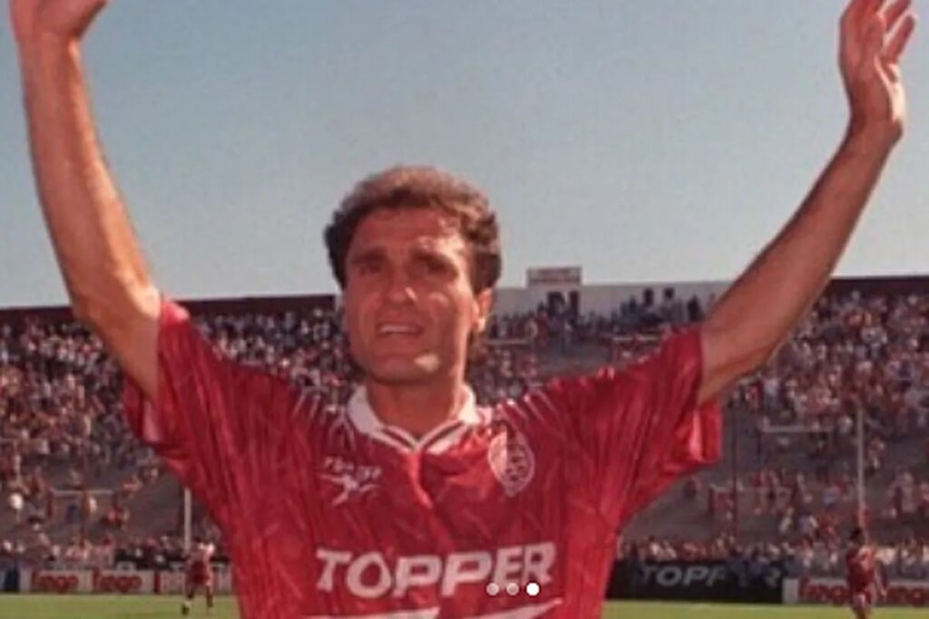 Hace 25 años Oscar Ruggeri se retiró con la camiseta de Lanús: el día que hizo un gol y se fue de la cancha