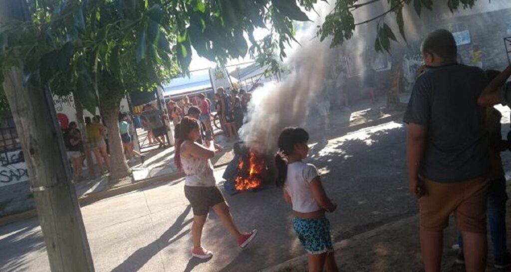 Violento reclamo y juegos en llamas en un jardín de Isidro Casanova tras escalofriantes denuncias por abuso sexual: "Ahí vive un monstruo"