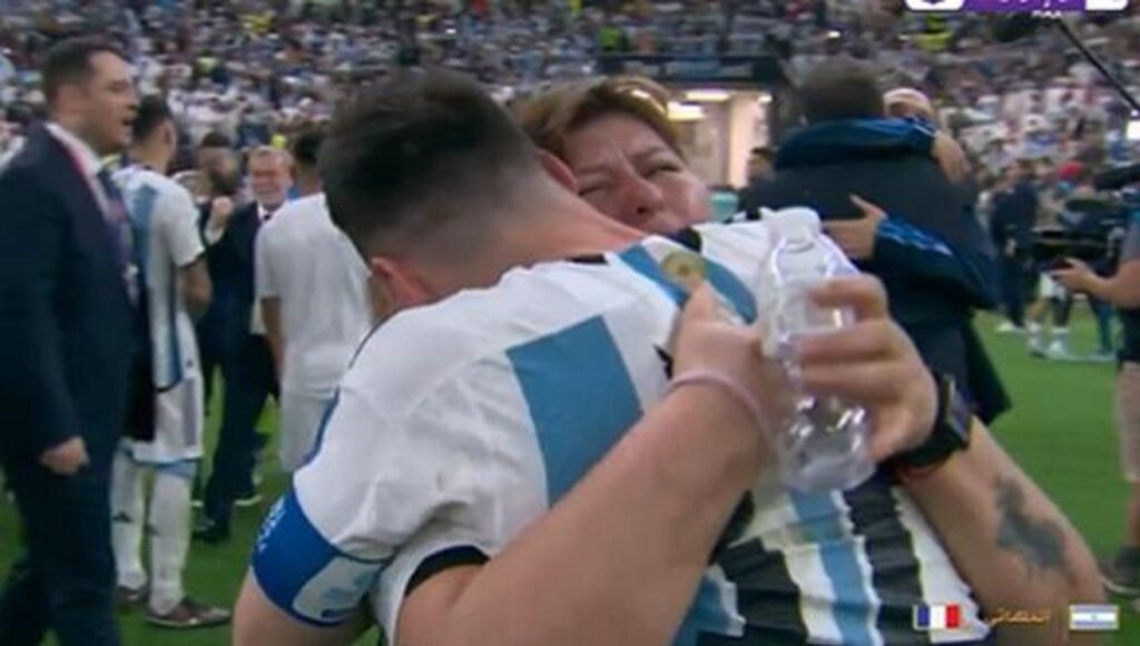 Quién es la mujer que abrazó Lionel Messi en el festejo eufórico por la obtención de la Copa del Mundo
