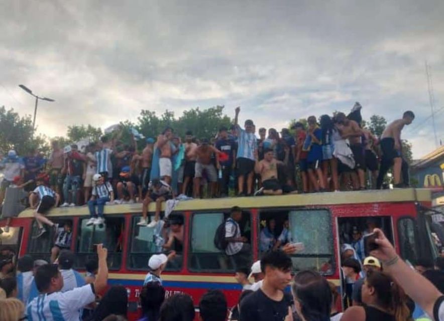 Locura en San Miguel: secuestró un colectivo con pasajeros a bordo porque estaba apurado por llegar a ver el partido de la Selección