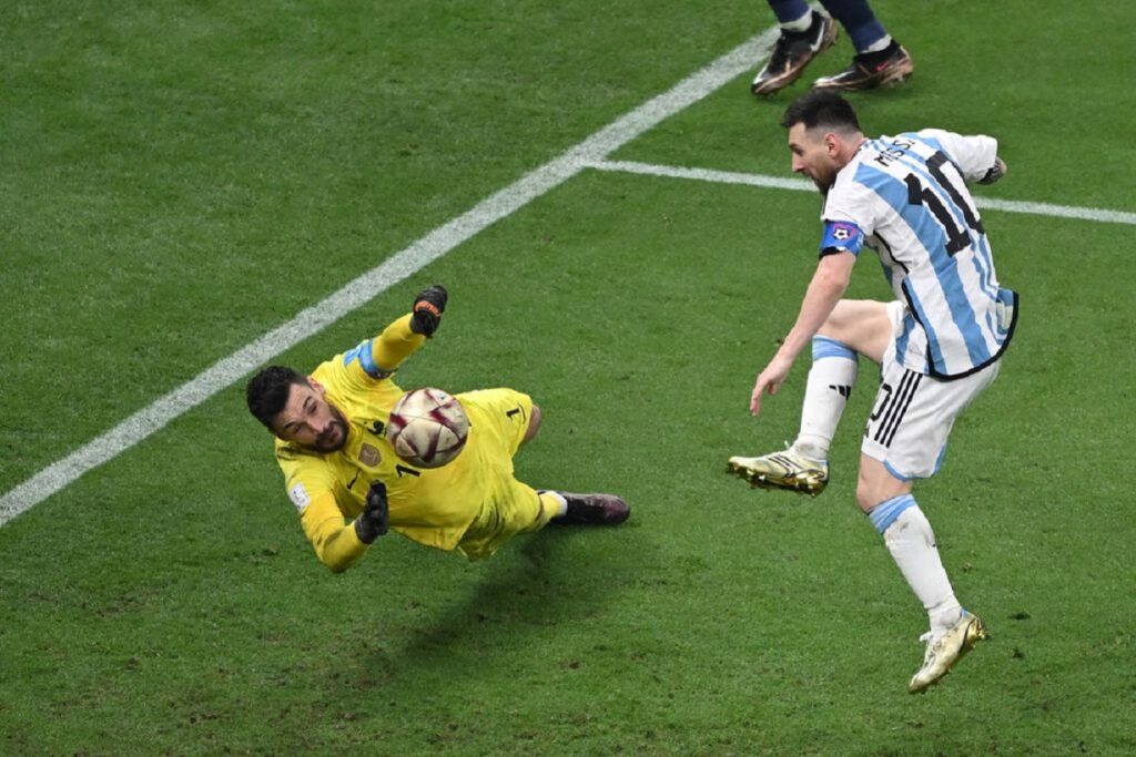 La pelota del tercer gol de Messi en la final del Mundial está en Argentina: la increíble historia de cómo le quedó a dos hermanos de Castelar