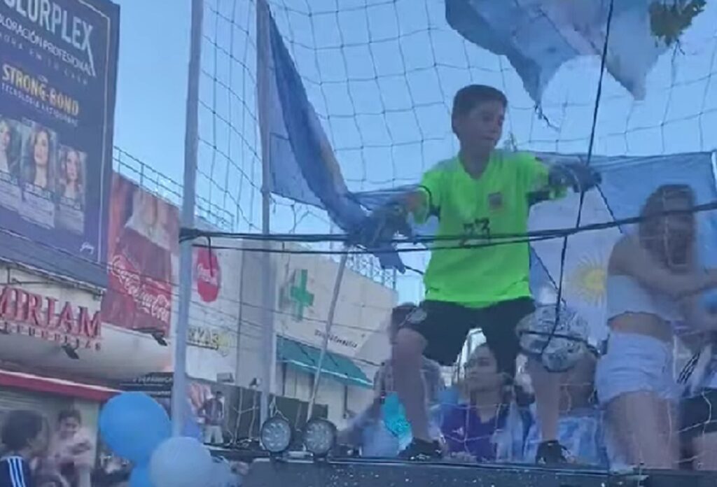 Video: el nene de Ramos Mejía que llamó la atención de un jugador de la Selección durante la caravana por le obtención de la Copa del Mundo