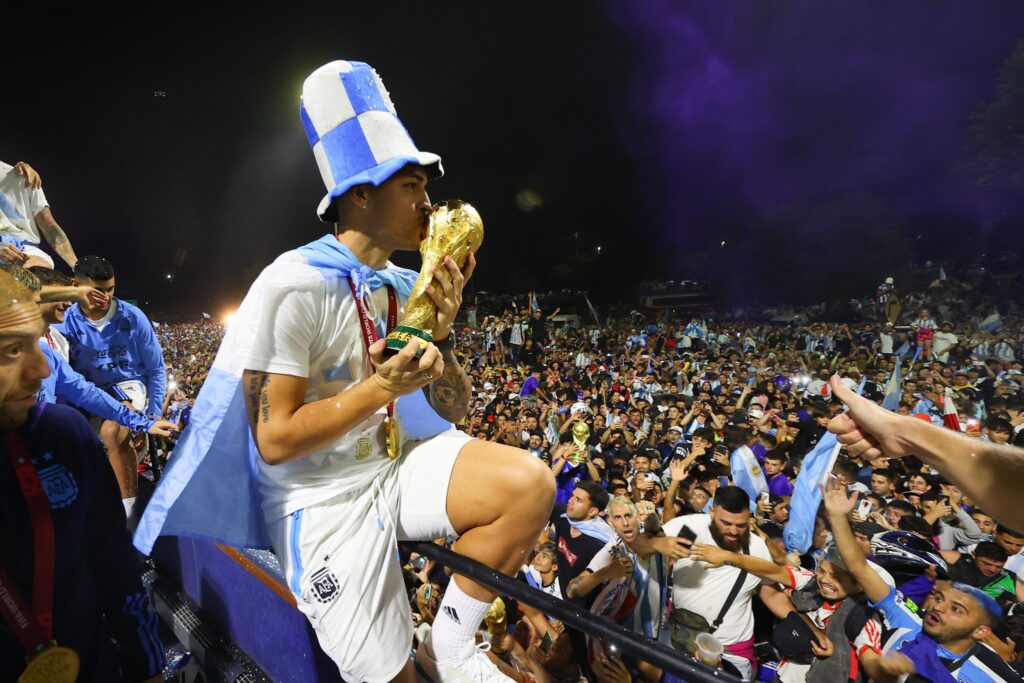 Locura por el campeón: cómo vivió la Selección el increíble recibimiento en Ezeiza