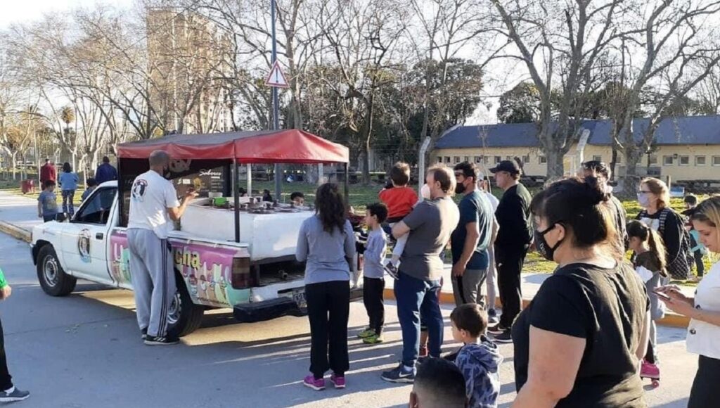 La historia de los heladeros ambulantes de Lanús que mantienen viva la tradición de llevar a cada barrio el helado artesanal
