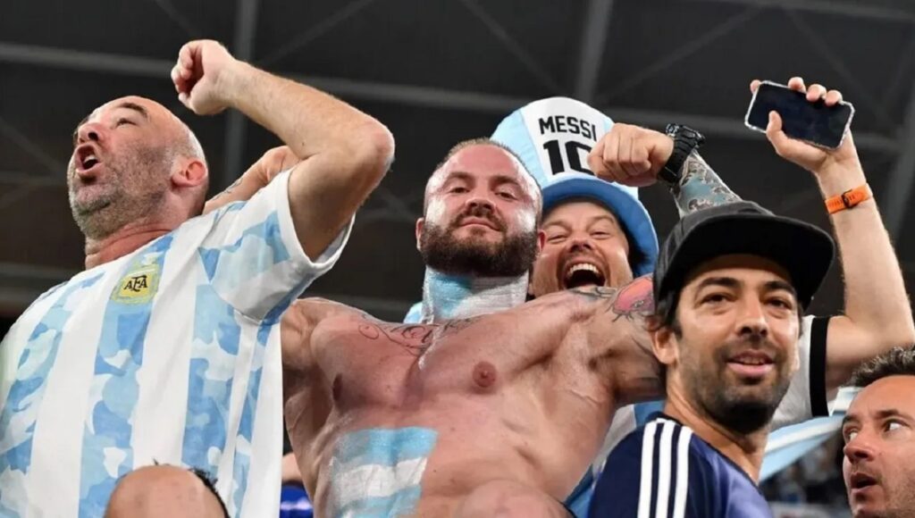 La historia de "El Patovica de la Selección": el joven de Llavallol que alienta a la Argentina en el mundial y es furor en redes sociales