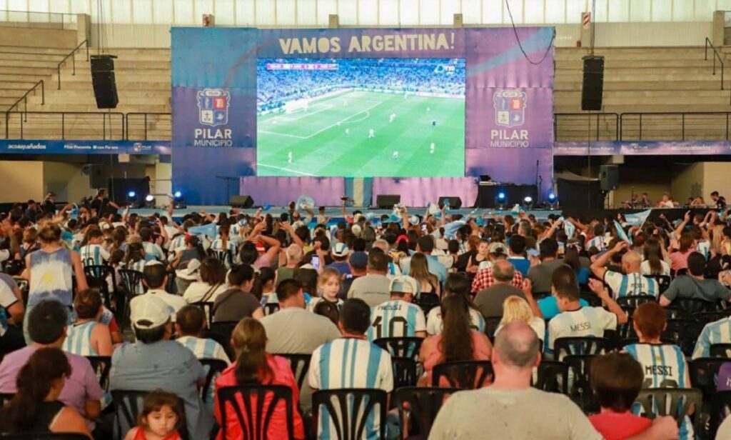 Donde está la pantalla gigante que Pilar dispuso para que los hinchas puedan ver la final del Mundial entre Argentina y Francia