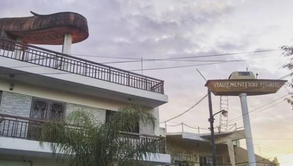 La increíble historia de los barrios de Tres de Febrero y San Martín que compiten por tener los tanques de agua más exóticos