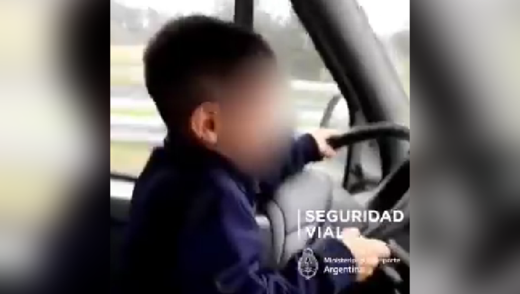 Video: obligó a su hijo de 7 años a manejar un camión en plena autopista Ezeiza - Cañuelas