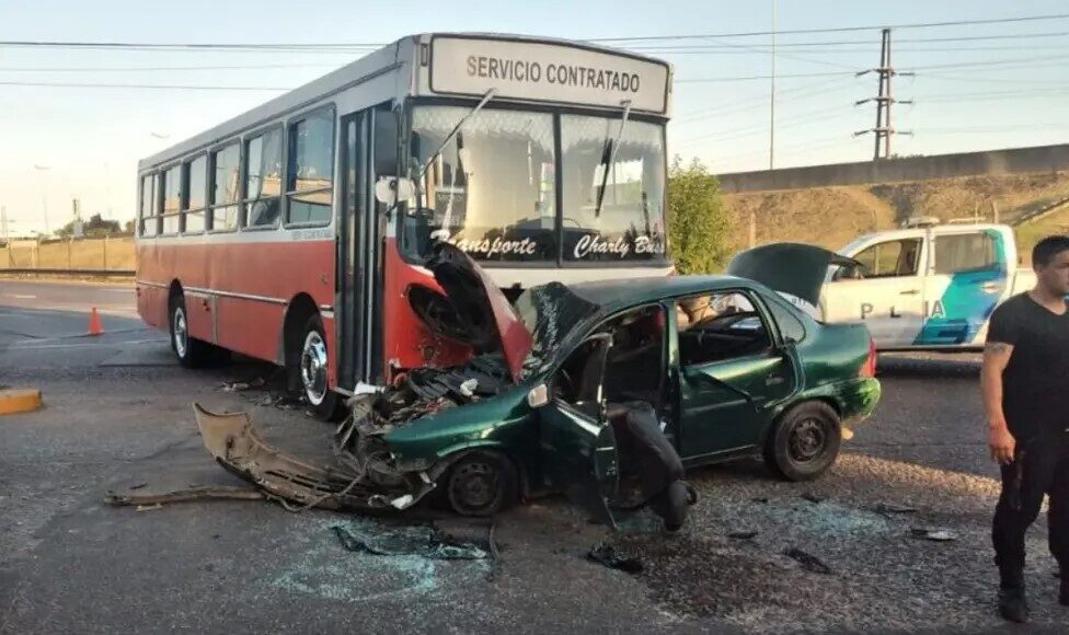 Filmaron su propio accidente en Tigre: el conductor iba alcoholizado, cruzó en rojo y fue embestido por un micro