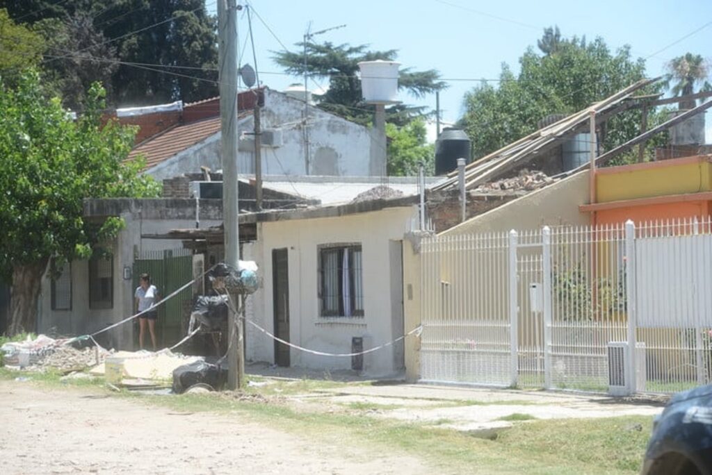 Tragedia en El Jagüel: cuatro hermanitos murieron aplastados al derrumbarse el techo de su casa