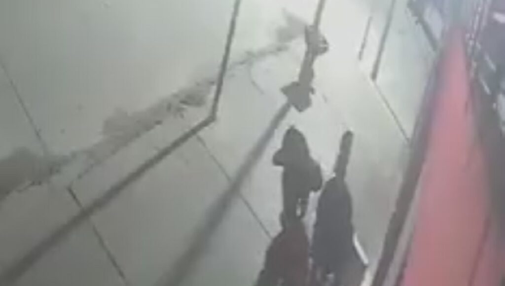 Video en Los Polvorines: ladrones cortaron y desmontaron una reja para entrar y desvalijar una iglesia