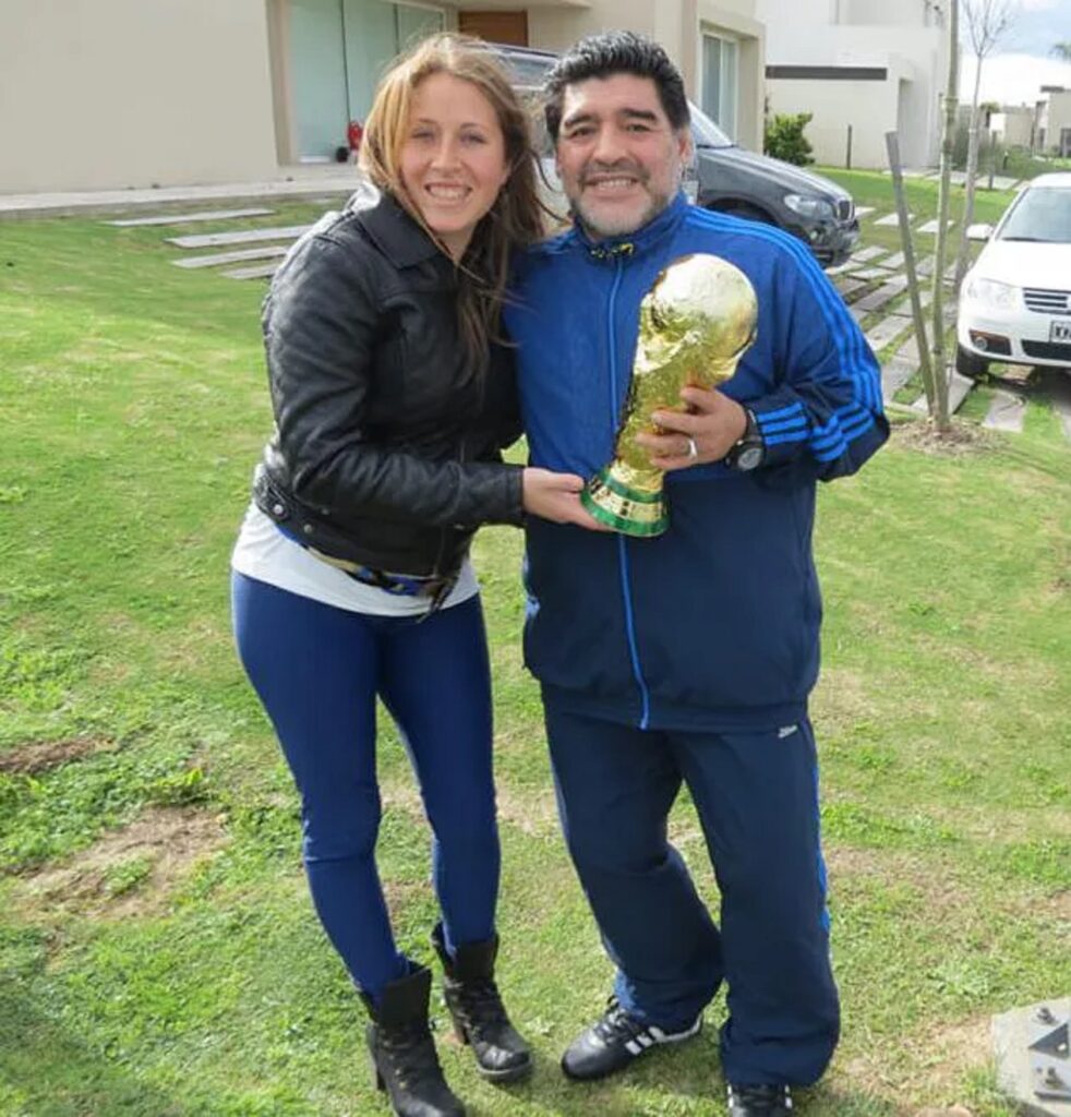 Quién es la vecina de Lomas de Zamora que creó la réplica de la Copa del Mundo que levantó Lionel Messi en Qatar