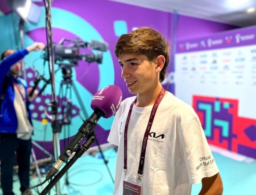 Santiago Mirás, el adolescente de Beccar que le llevó la pelota a Messi en el mundial de Qatar