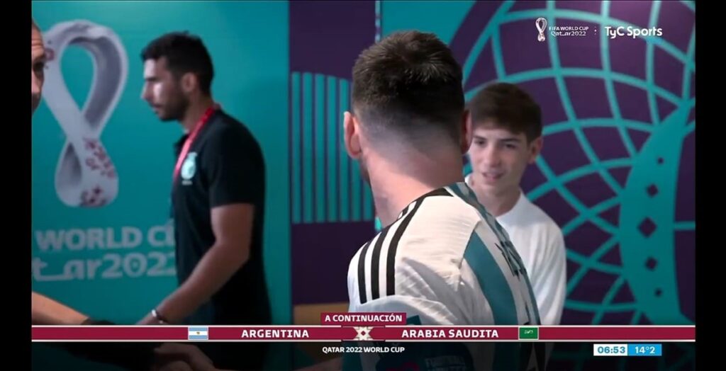 Santiago Mirás, el adolescente de Beccar que le llevó la pelota a Messi en el mundial de Qatar