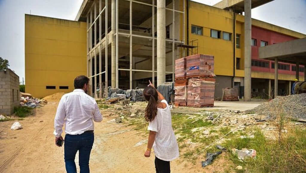 Ariel Sujarchuk y Verónica Sabena supervisaron la construcción del Hospital del Bicentenario de Garín. Foto: Municipio Escobar.