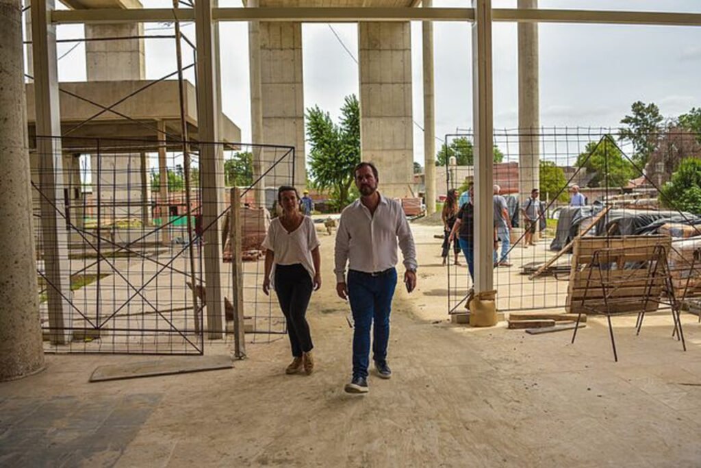 Ariel Sujarchuk y Vernica Sabena supervisaron la construccin del Hospital del Bicentenario de Garn Foto Municipio Escobar