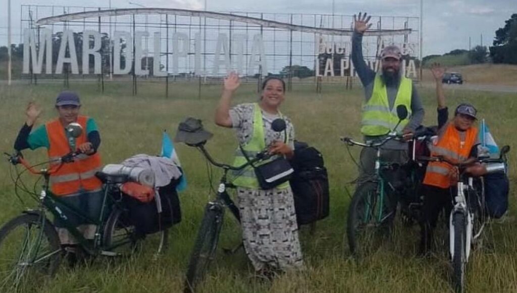 La conmovedora historia de una familia de Moreno: sin dinero para veranear, se fue en bicicleta hasta Mar del Plata