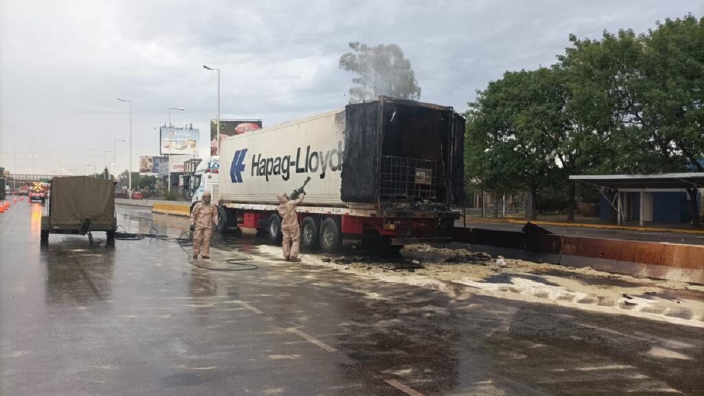 Hay chicos internados por el derrame tóxico en Ituzaingó: qué es el cletodim, la sustancia que llevaba el camión en el Acceso Oeste