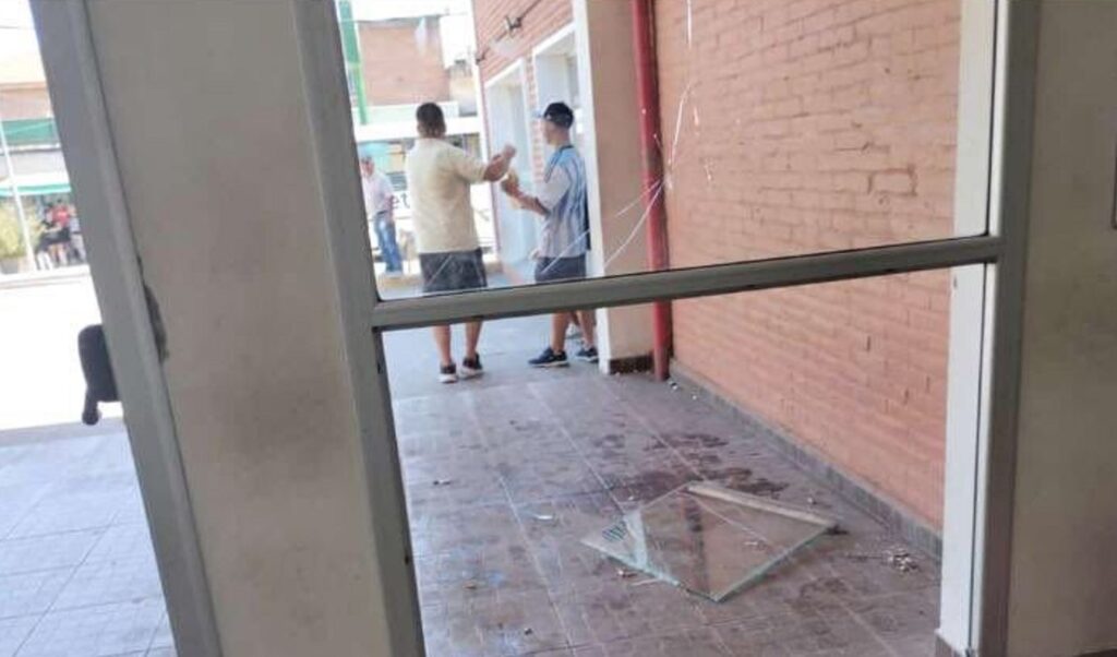 Violencia extrema en José C. Paz: familiares de una paciente causaron destrozos en la guardia del Hospital Mercante