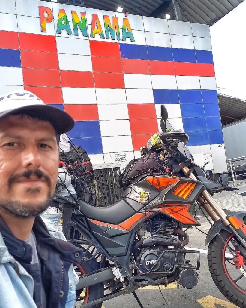 Un vecino de Lomas de Zamora está varado en Panamá: recorrió América en moto y cuando volvía perdió todo en un naufragio