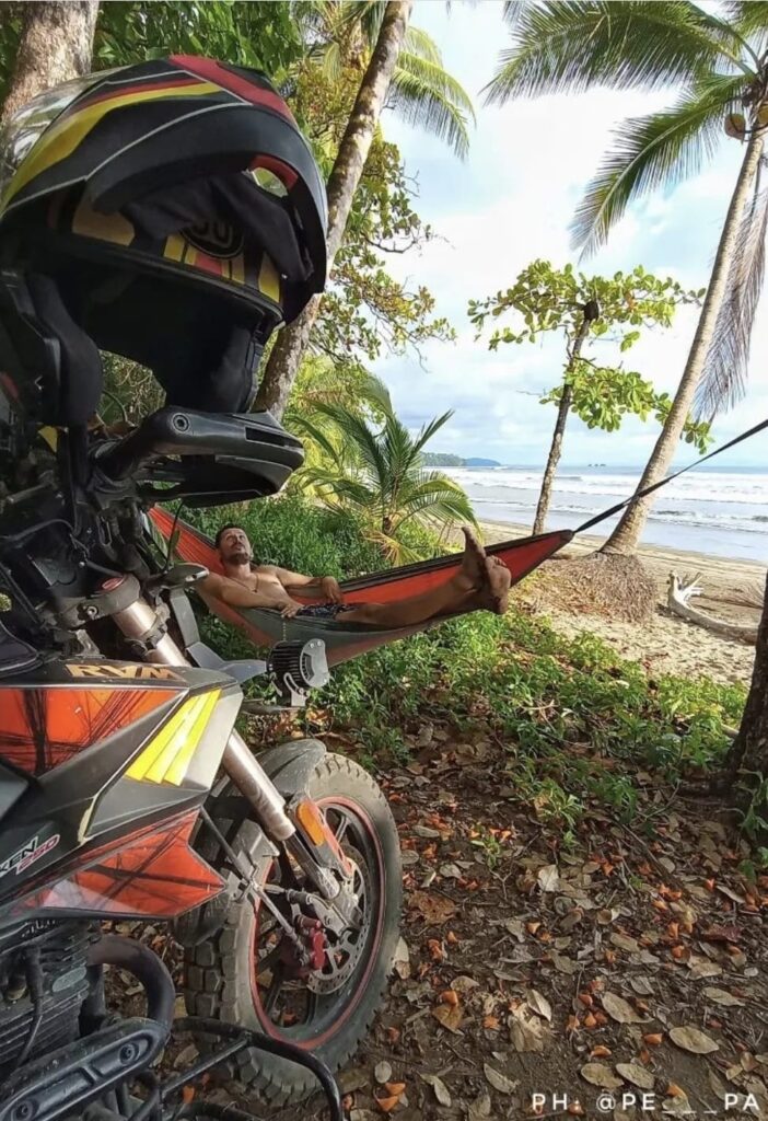 Un vecino de Lomas de Zamora está varado en Panamá: recorrió América en moto y cuando volvía perdió todo en un naufragio