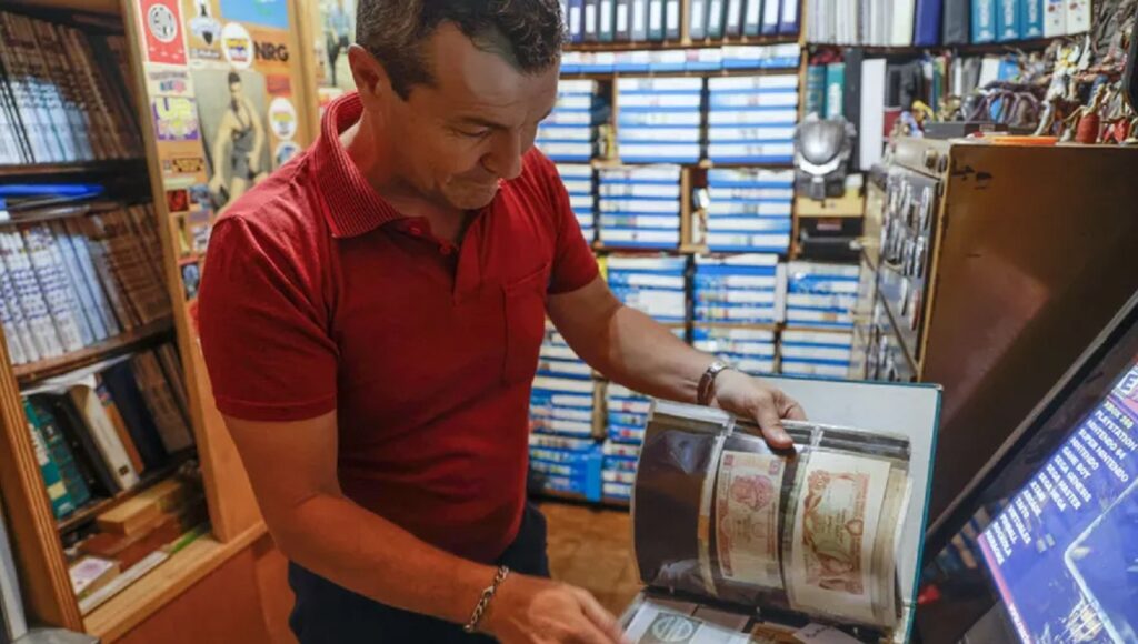 La increíble pasión de un vecino de Ituzaingó que colecciona billetes fallados y tiene más de 10 mil ejemplares: su favorito y los más exóticos