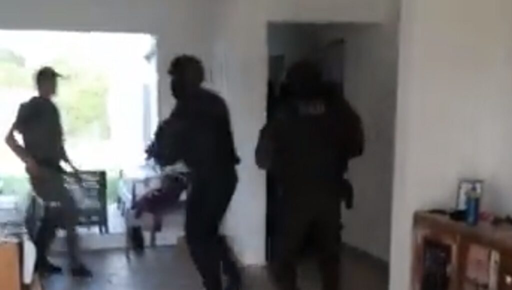 Video: así rescató la Policía a una mujer de San Fernando que fue encerrada junto a sus hijos y abusada por su pareja