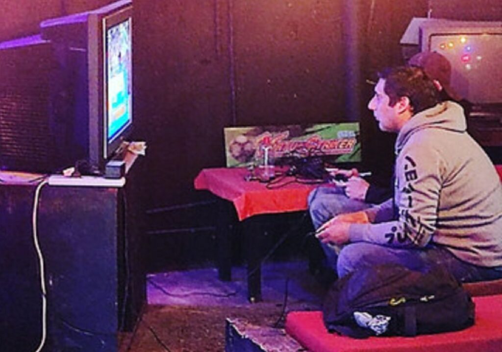 El club "escondido" de Adrogué: cómo es el lugar donde los gamers se juntan a jugar torneos de Sega y otras consolas retro por plata