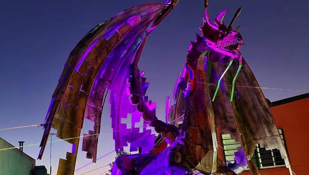 Quién es el artista de Berazategui detrás de los dragones metálicos que se llevan todas las miradas de los vecinos