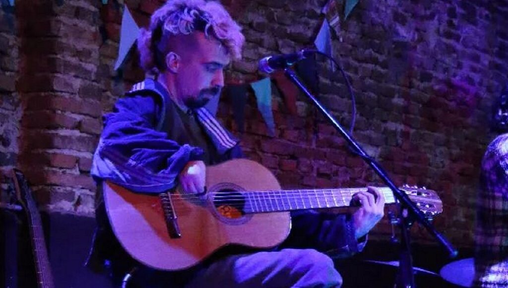 Es de Luis Guillón y tiene parálisis en un brazo, pero brilla como guitarrista: su historia y por qué tiene una visión distinta de la discapacidad