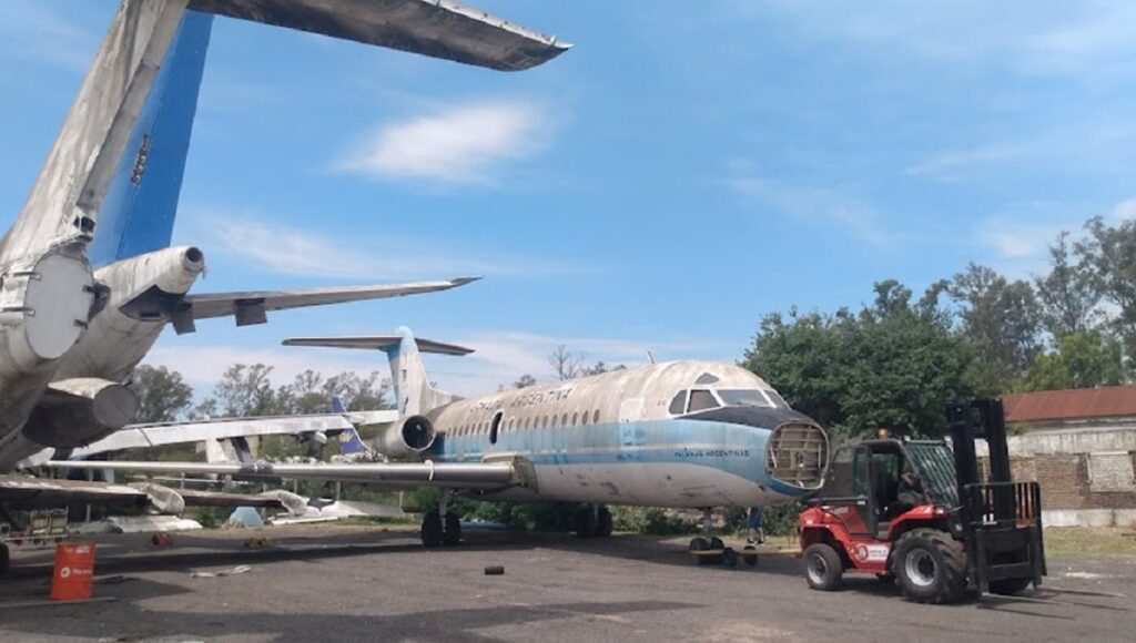 Rescatan el icónico avión Fokker que aterrizó en Malvinas el 2 de abril de 1982 y hacen una colecta para restaurarlo