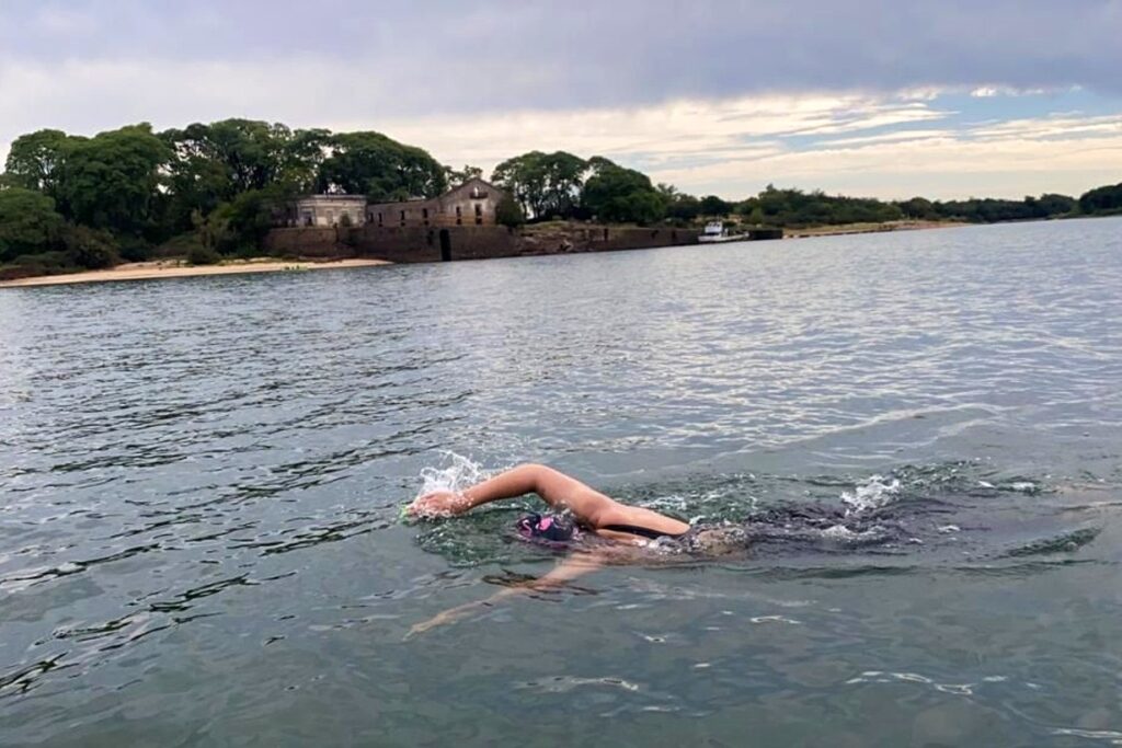 Cómo fue la hazaña de la chica de Ituzaingó que se convirtió en la persona más joven en cruzar a nado el Río de la Plata