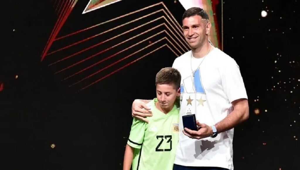 Quién es el nene de Haedo que le entregó la medalla de campeón del mundo al Dibu Martínez durante una gala de Conmebol