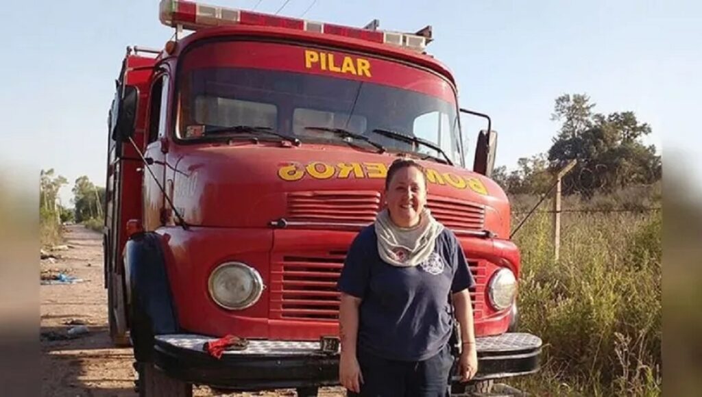 Del aula a la adrenalina de manejar en emergencias: la historia de la primera mujer conductora de autobombas de Pilar