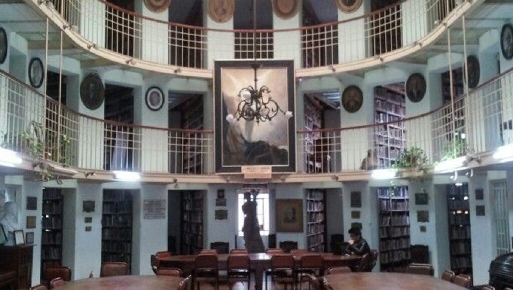 Cómo es la increíble biblioteca de San Fernando que cumplió 150 años y tiene más de 100.000 libros