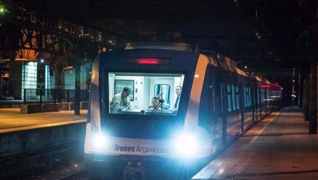 El tren Sarmiento recupera y agrega servicios a dos ramales: cuáles son y cómo queda el cronograma de horarios