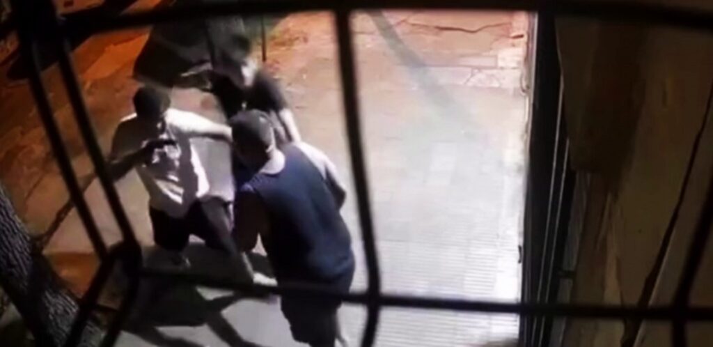 Video: cómo fue el violento robo que desató una protesta de vecinos de Villa Madero frente a una comisaría por la inseguridad