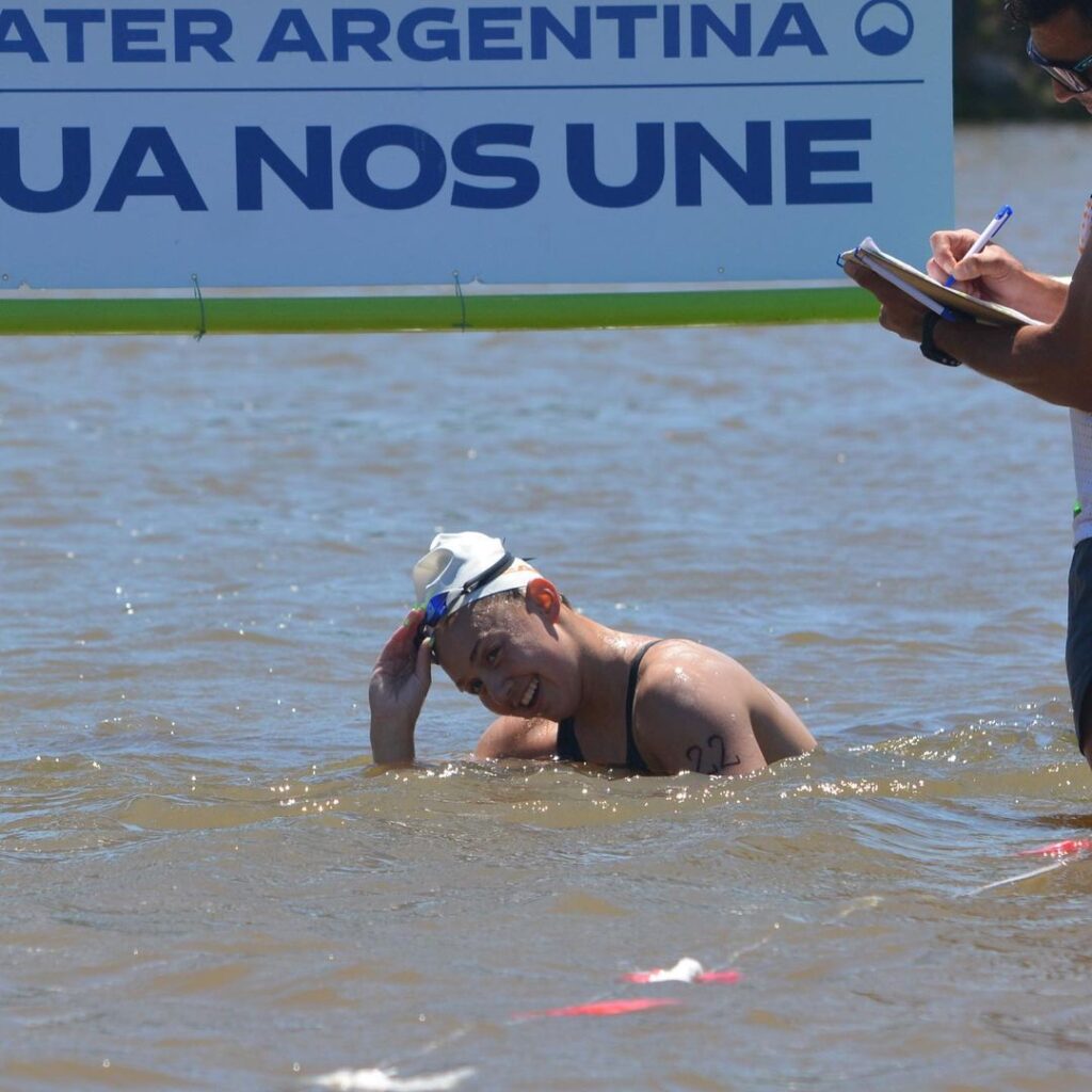Ituzaingó: es nadadora, tiene solo 19 años y busca unir Argentina y Uruguay nadando