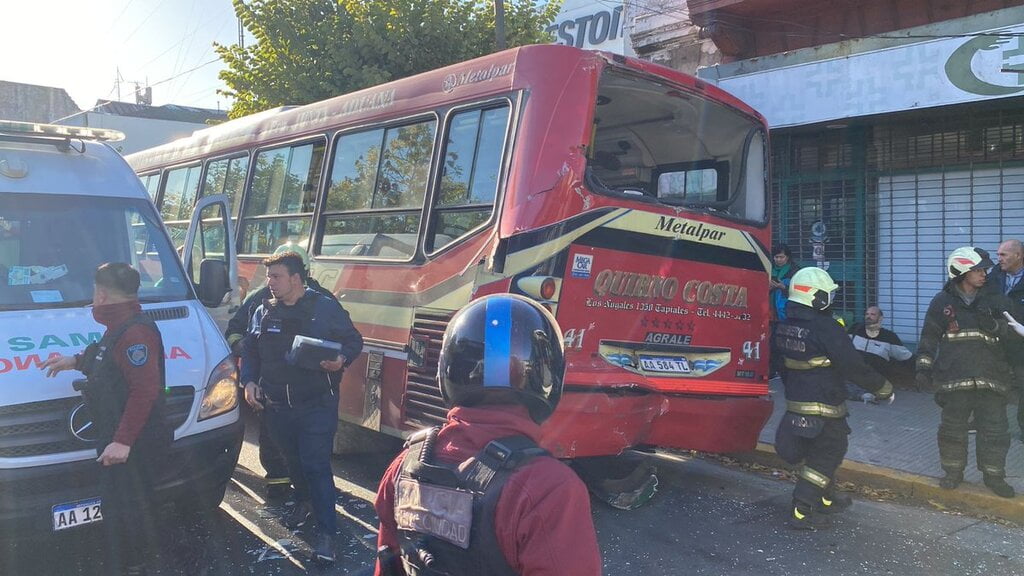 Violento choque de colectivos en Flores: cómo fue el siniestro que dejó 35 heridos, 12 de ellos de gravedad