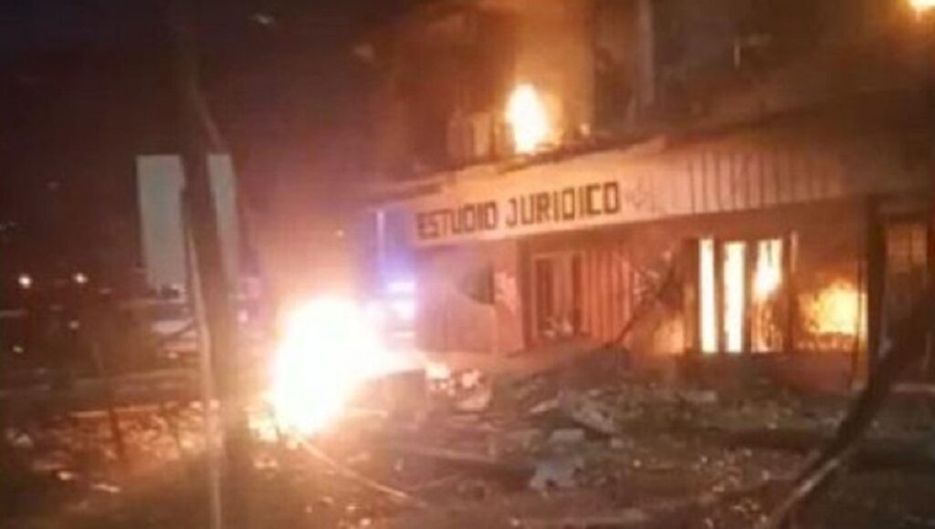 Descomunal incendio en Santos Lugares: la sospecha del error humano detrás de la explosión que obligó a evacuar a un barrio