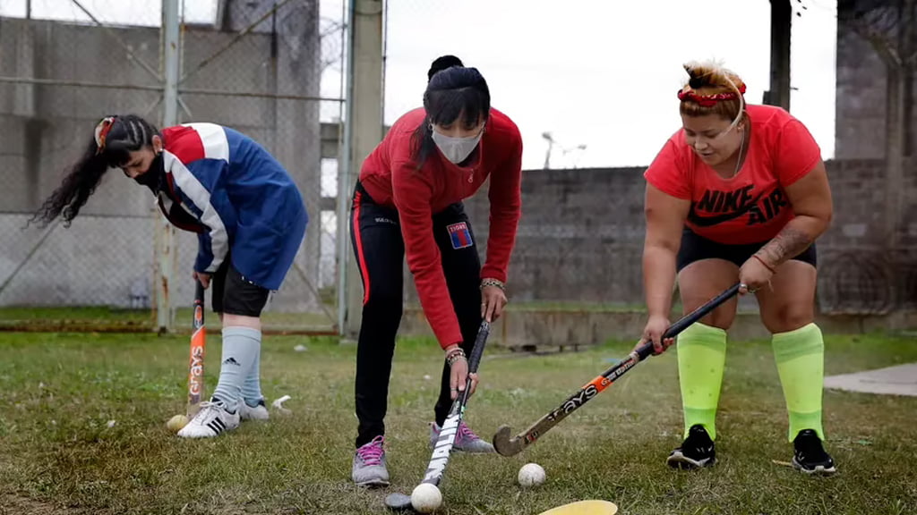 El primer equipo de hockey de presas está en una cárcel de San Martín: la historia de Las Lobas, las chicas que entre palos y bochas buscan una nueva oportunidad