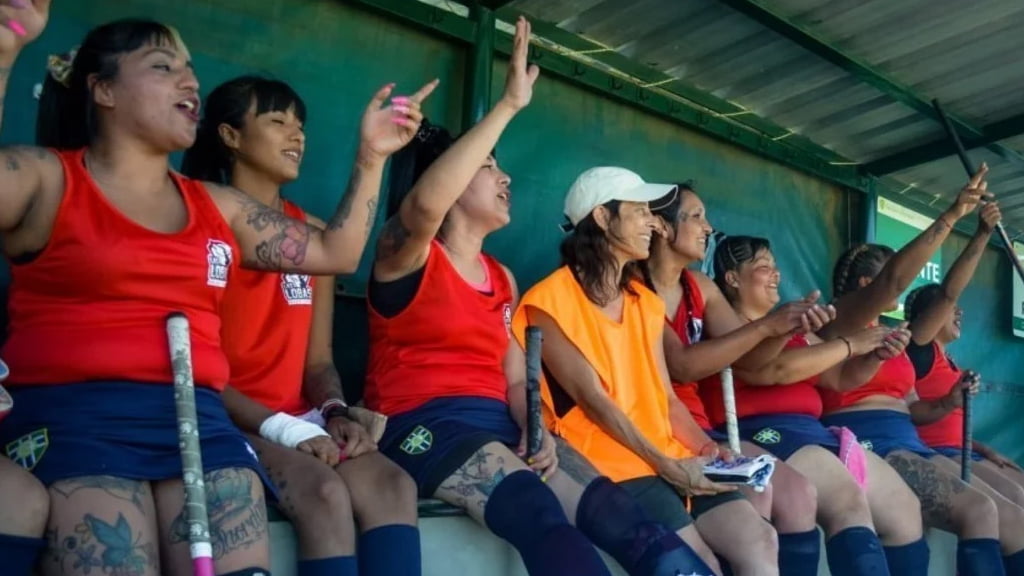 El primer equipo de hockey de presas está en una cárcel de San Martín: la historia de Las Lobas, las chicas que entre palos y bochas buscan una nueva oportunidad