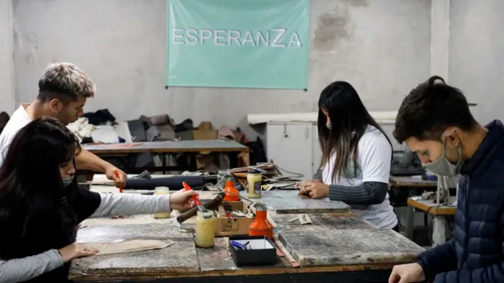 San Martín: fabricaban carteras para sobrevivir y hoy las usa Valeria Mazza