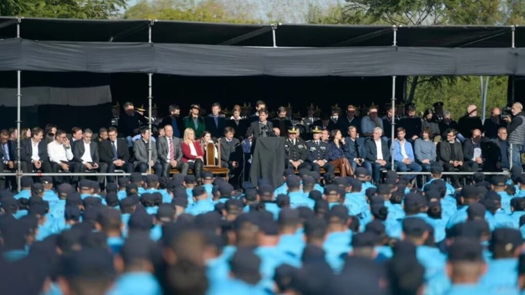 Axel Kicillof, gobernador de la provincia de Buenos Aires, presente en el acto de egreso de casi 3.500 cadetes destinados a la Fuerza de Aproximación Barrial (FAB).